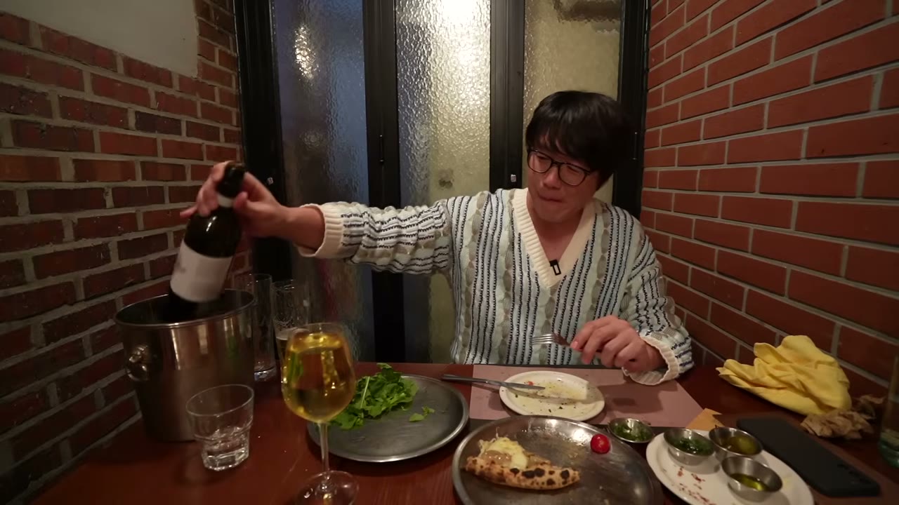 피자와 와인을 함께 놓은 상