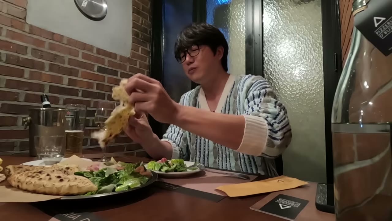 손으로 집어 접어 먹는다