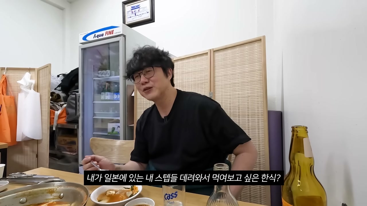 병풍으로 자리를 나눈 홀