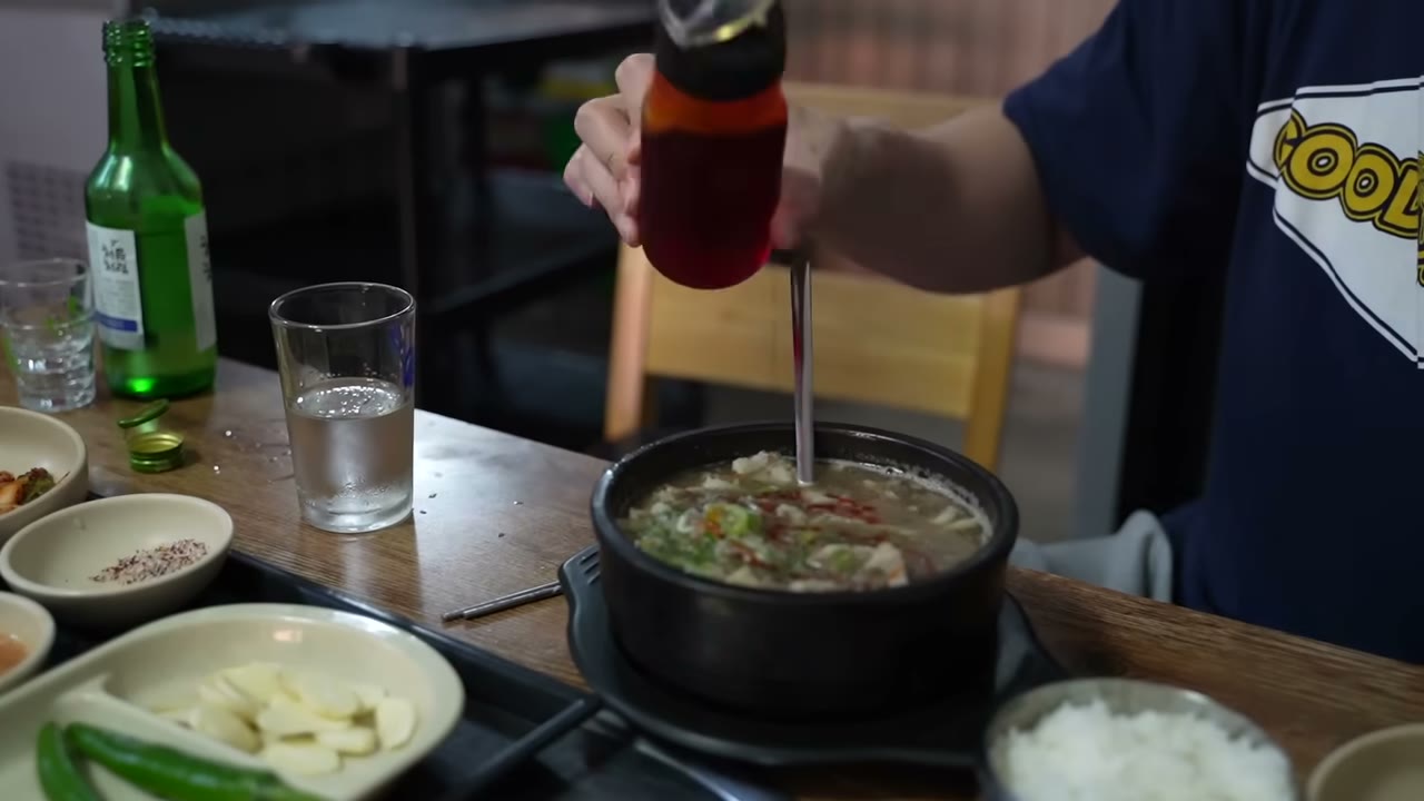 상에 오른 순대국. 양념을 넣어 간을 맞춘다