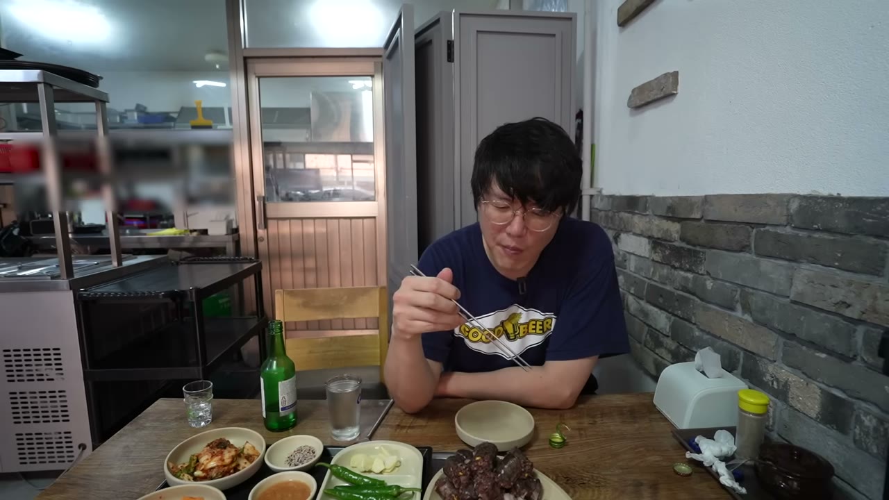 접시를 놓고 앉은 상. 술자리로 넘어가는 구성