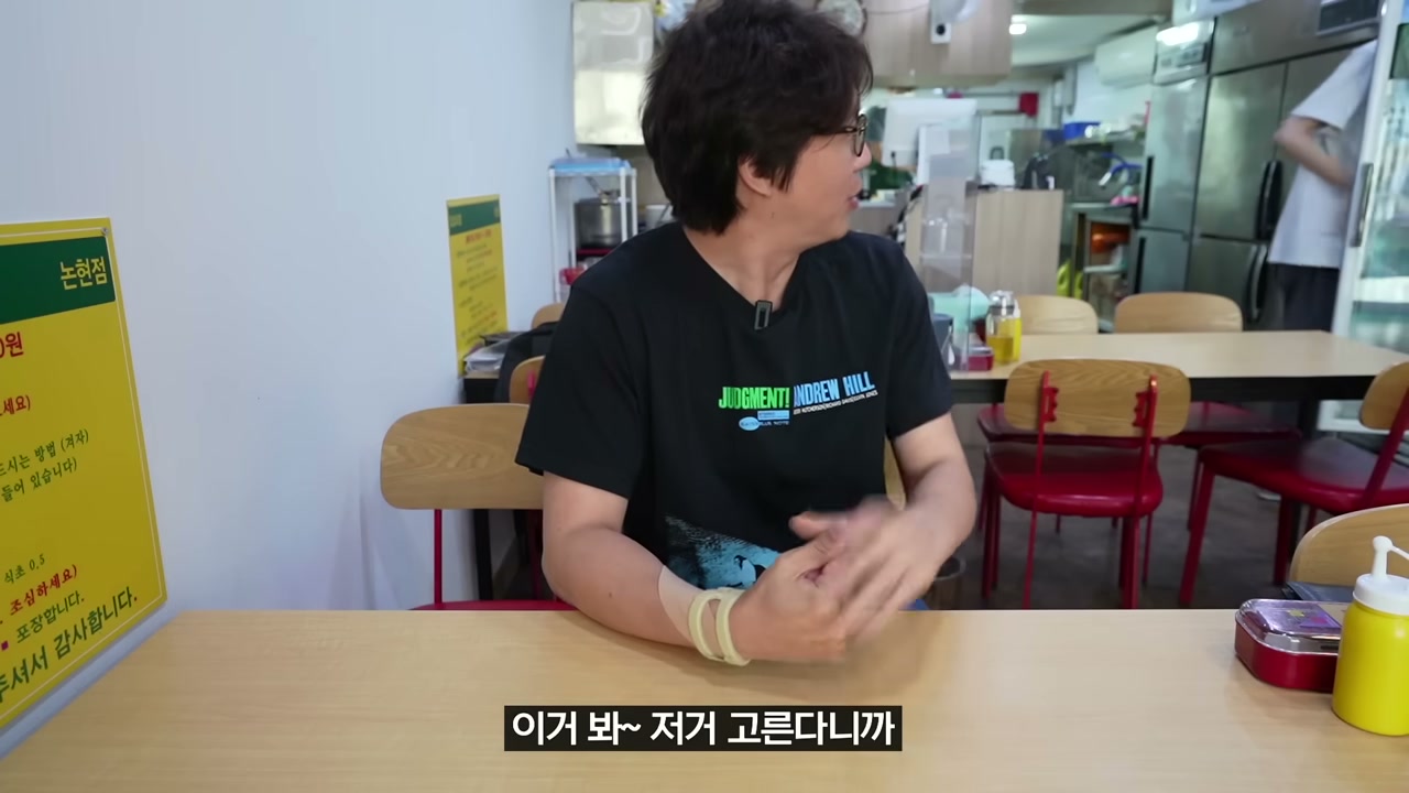 성천막국수 논현점 노란 안내문이 붙은 밝은 홀