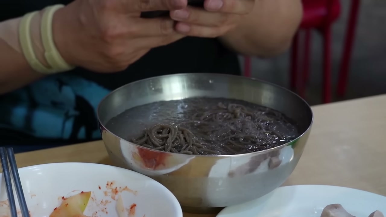 스테인리스 대접에 담아 낸 막국수