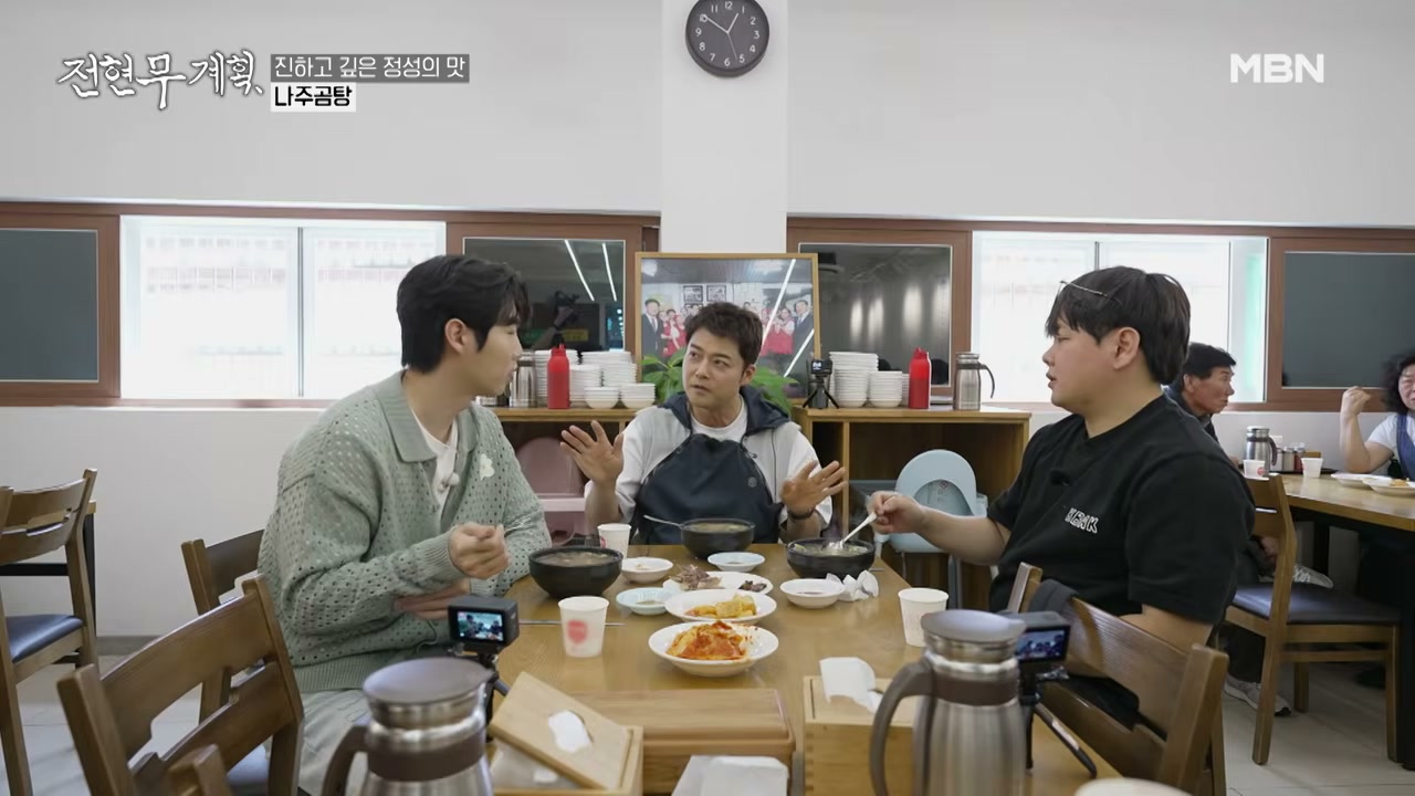 창을 크게 낸 넓은 홀