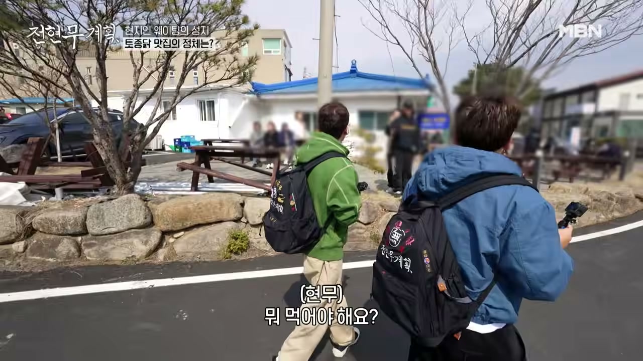 가보오토종닭 마당에 야외 자리를 둔 구조