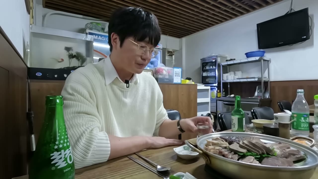 수육 접시를 함께 놓은 상