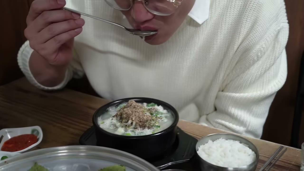 뚝배기에 담긴 순댓국과 밥
