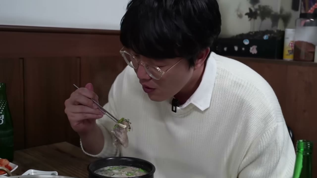 숟가락으로 건져 먹는다