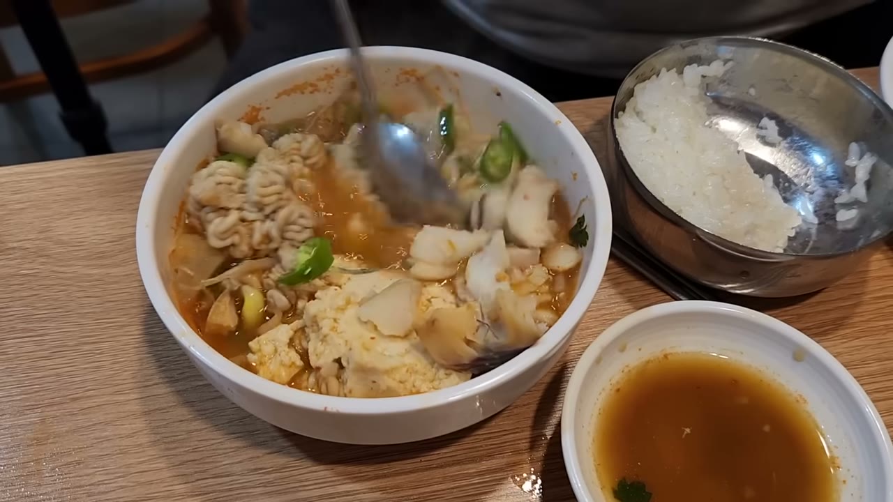 밥과 함께 덜어 먹는다