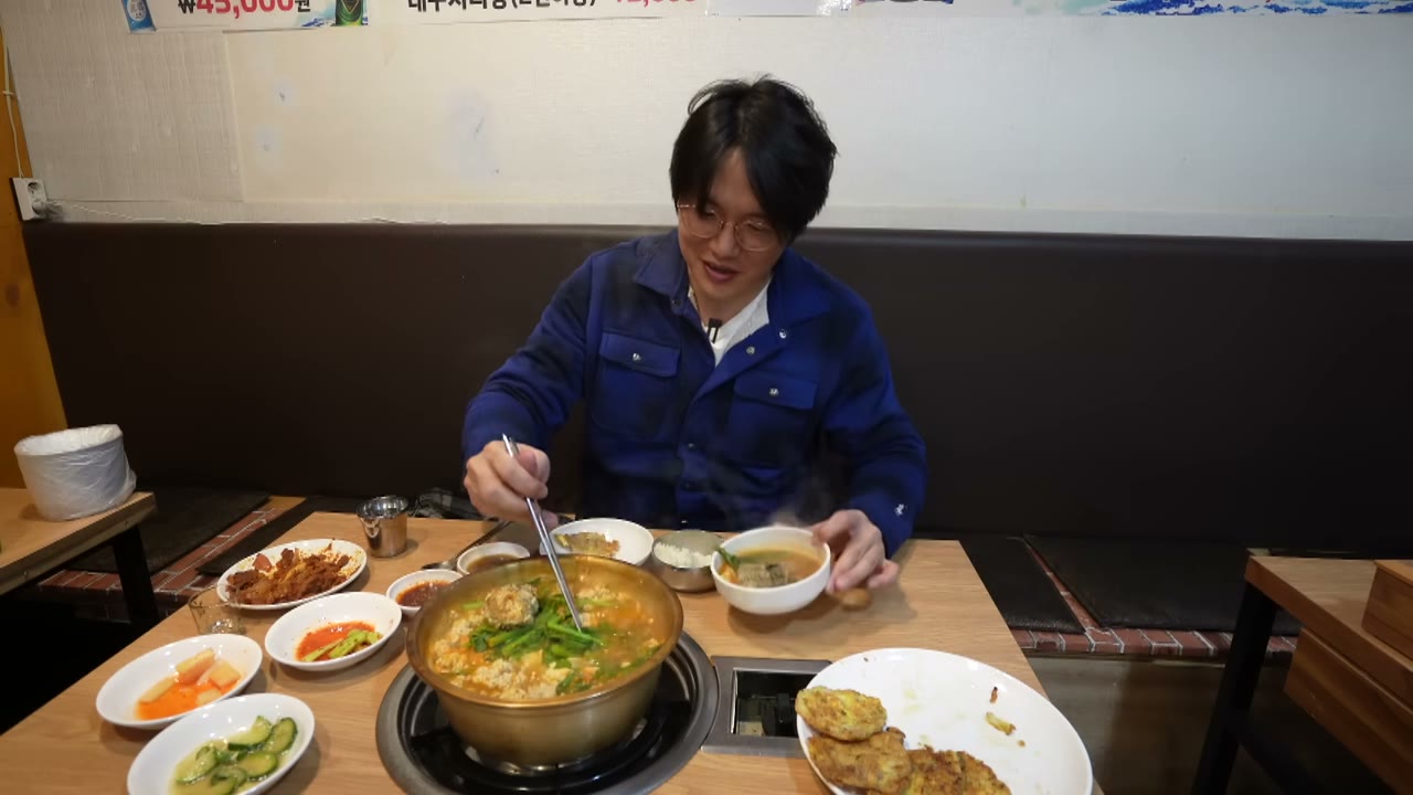 냄비째 올라온 탕과 반찬