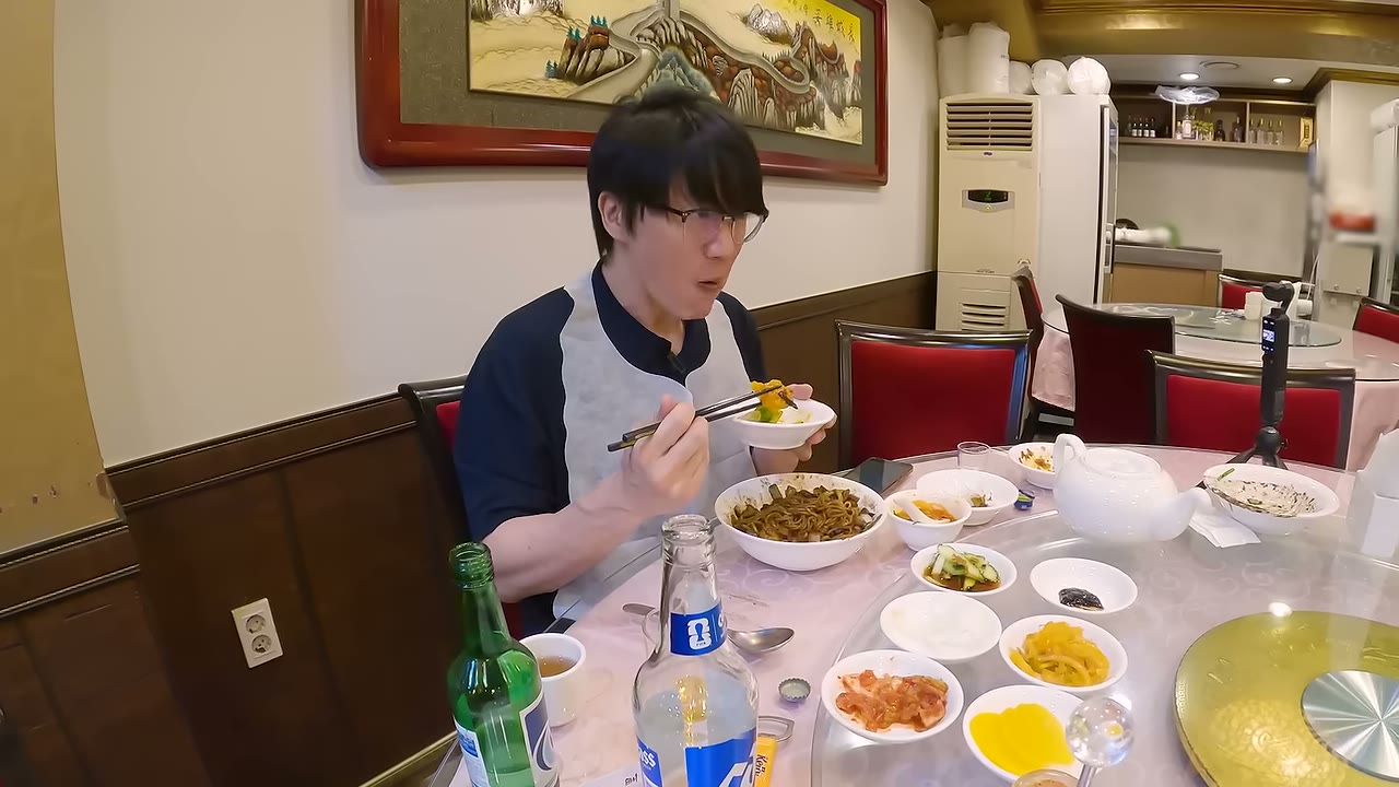 면 그릇을 앞에 두고