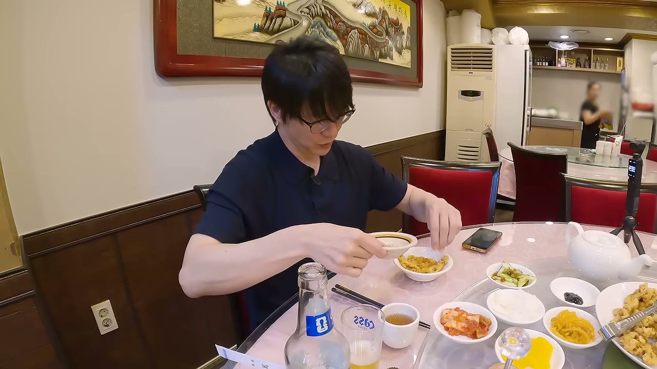 튀김과 반찬이 놓인 상