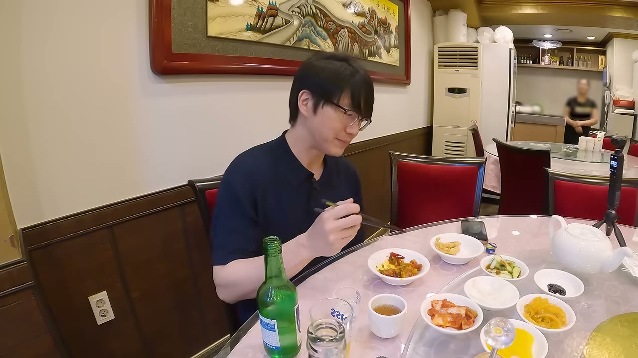 요리 접시가 차례로 오른다