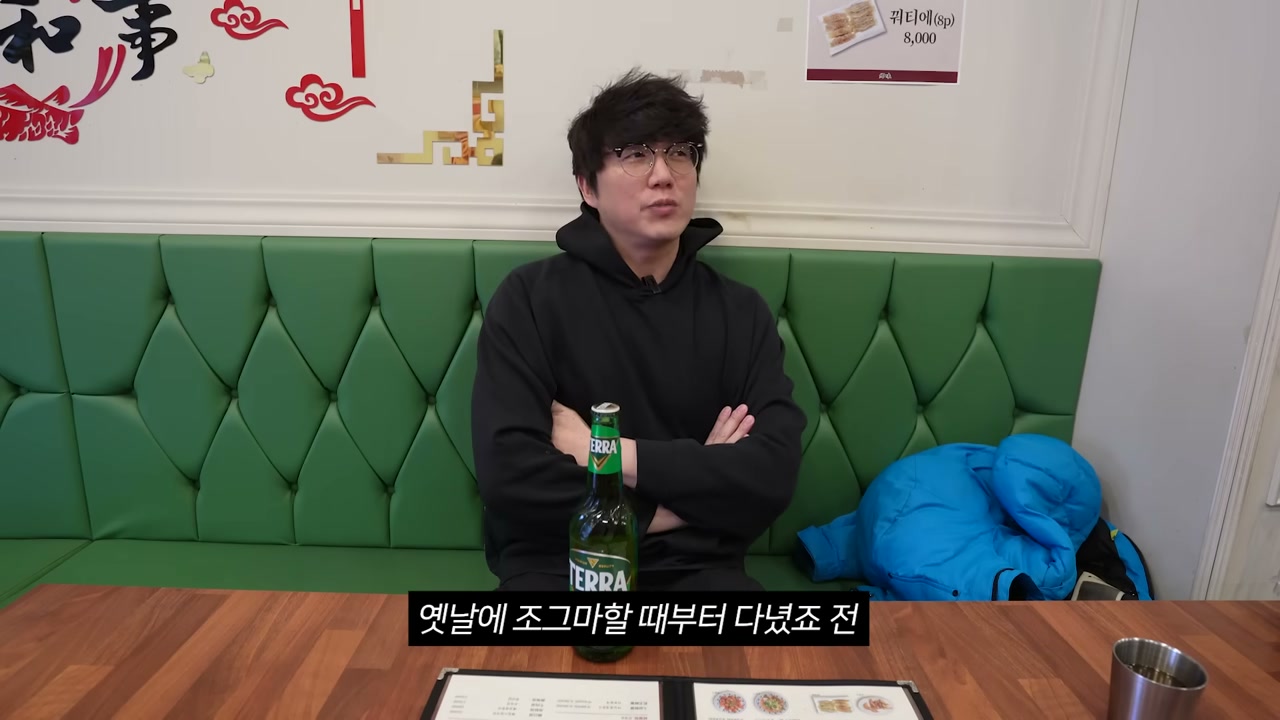 초록 소파를 두른 좌석