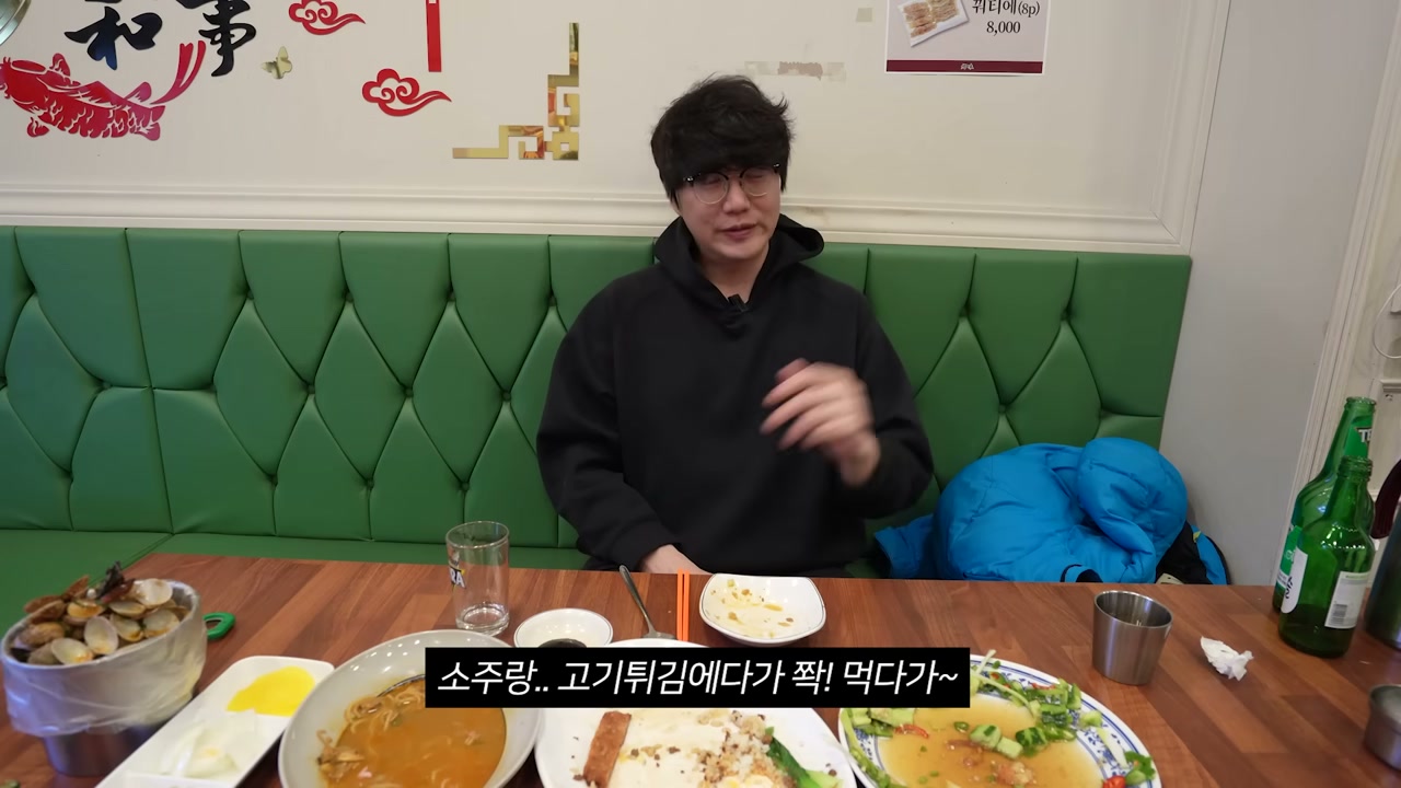 붉은 장식을 그대로 둔 벽