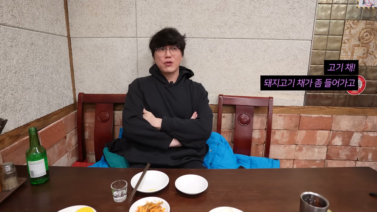 타일 벽에 나무 의자를 놓은 홀