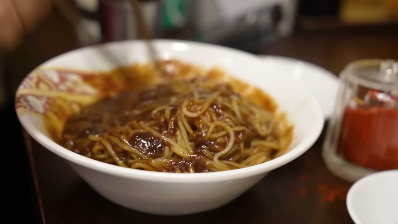붉은 국물 면 한 그릇