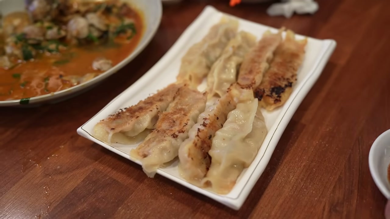 군만두는 접시째 나온다