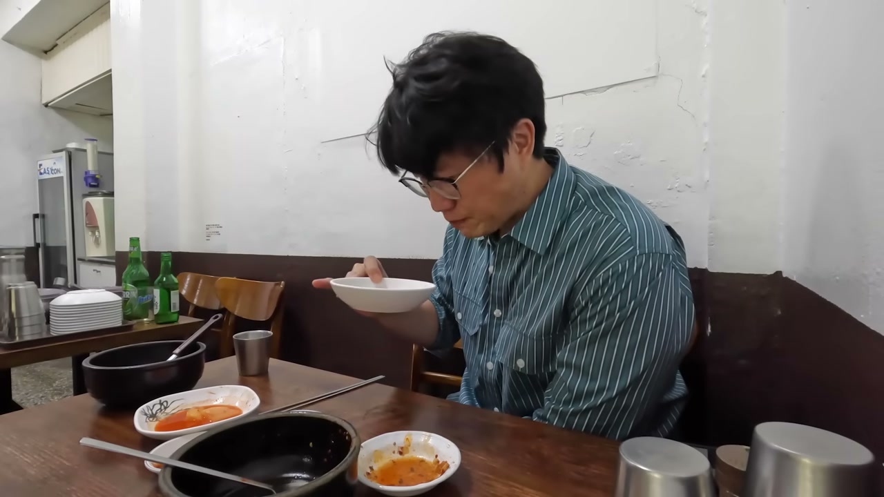 반찬은 김치 위주로 단출하다