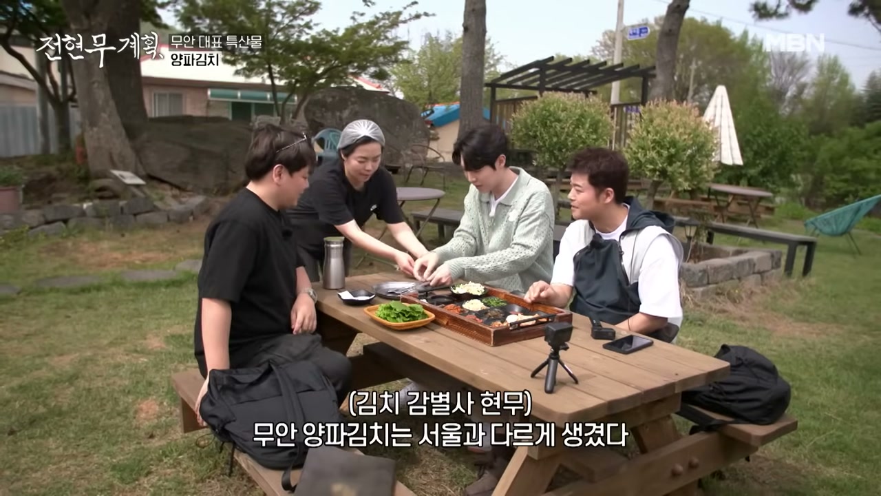 두암식당 마당에 평상을 놓고 차린다