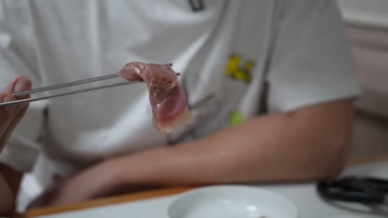 젓가락으로 집어 올린 고기