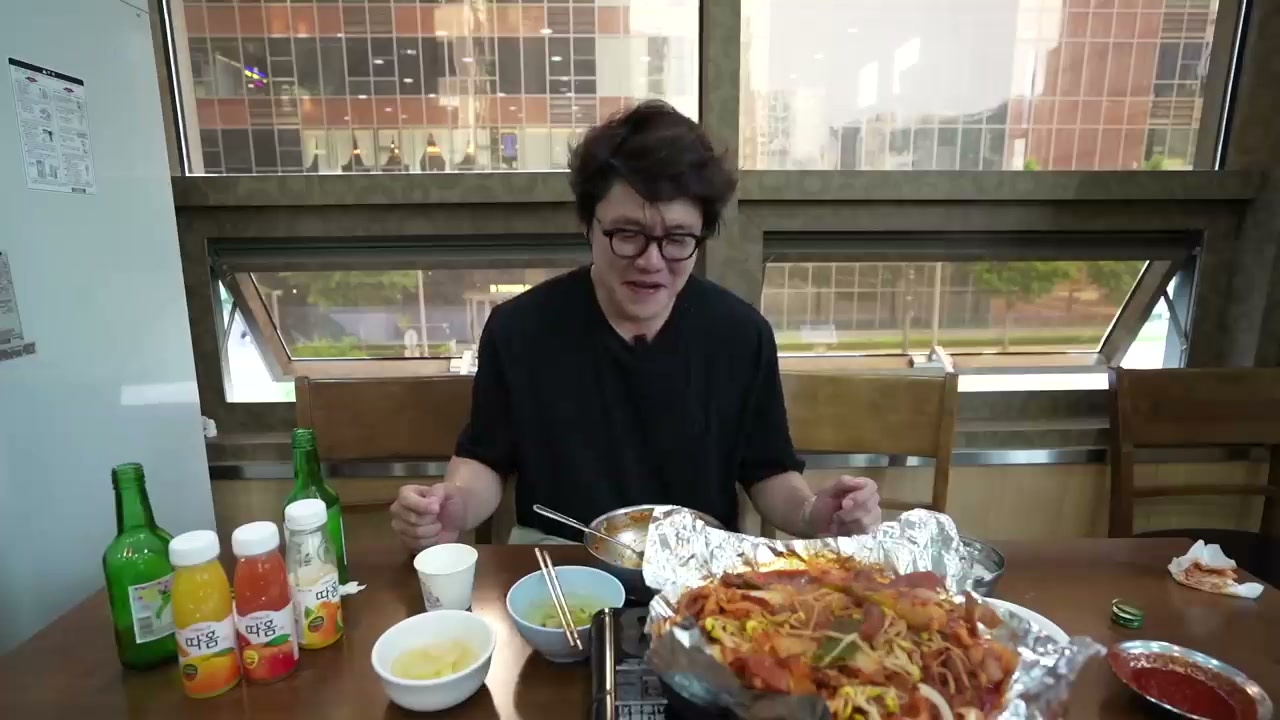 2인 기준 상차림 — 혼자 오기보다 둘 이상이 맞는 양이다