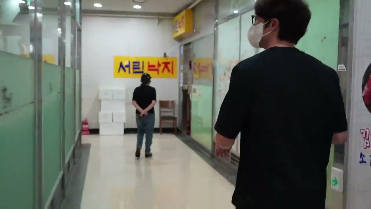 빌딩 지하 상가에 있는 서린낙지 간판