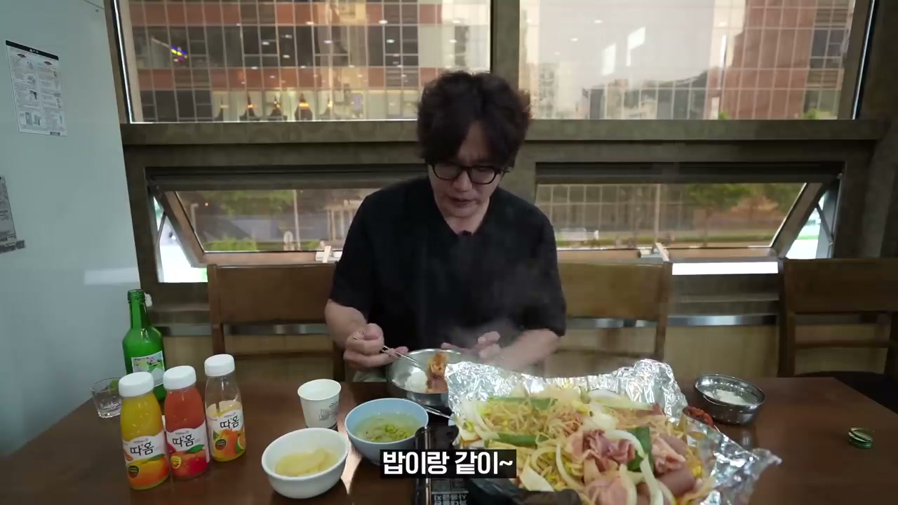낙지볶음과 함께 나오는 밥·국