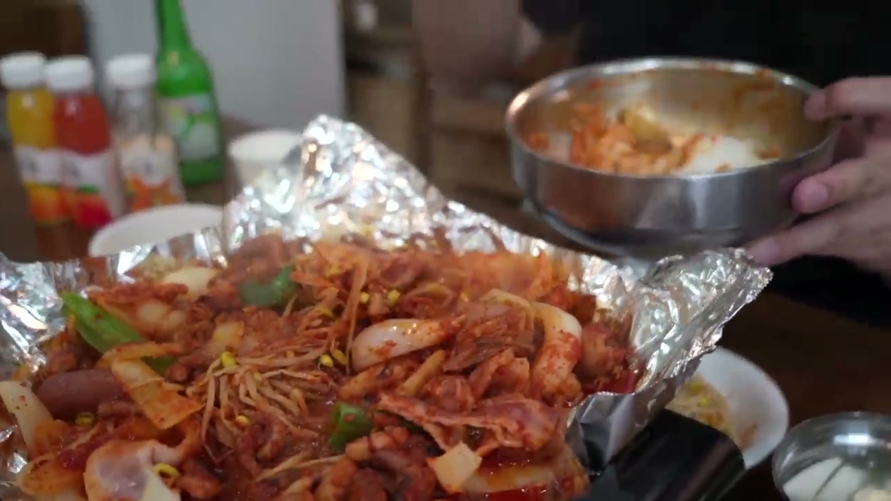 불판째 나오는 낙지볶음. 콩나물이 함께 깔린다