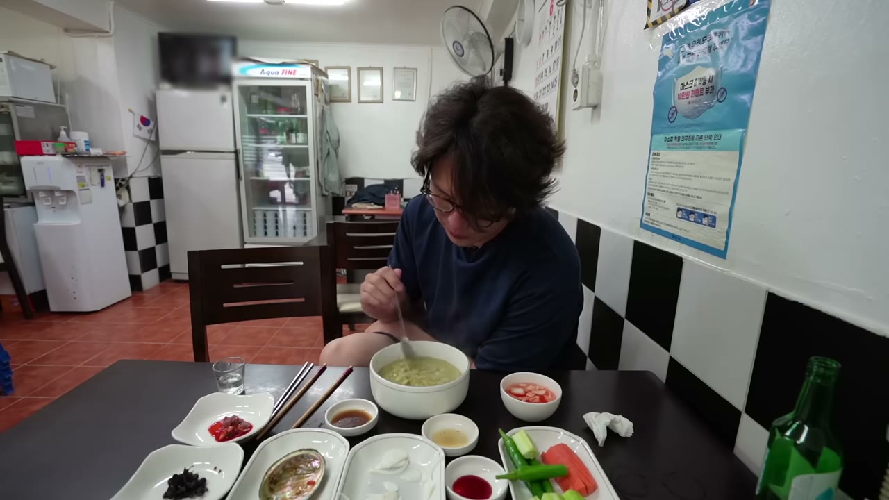 죽과 반찬을 함께 놓은 상