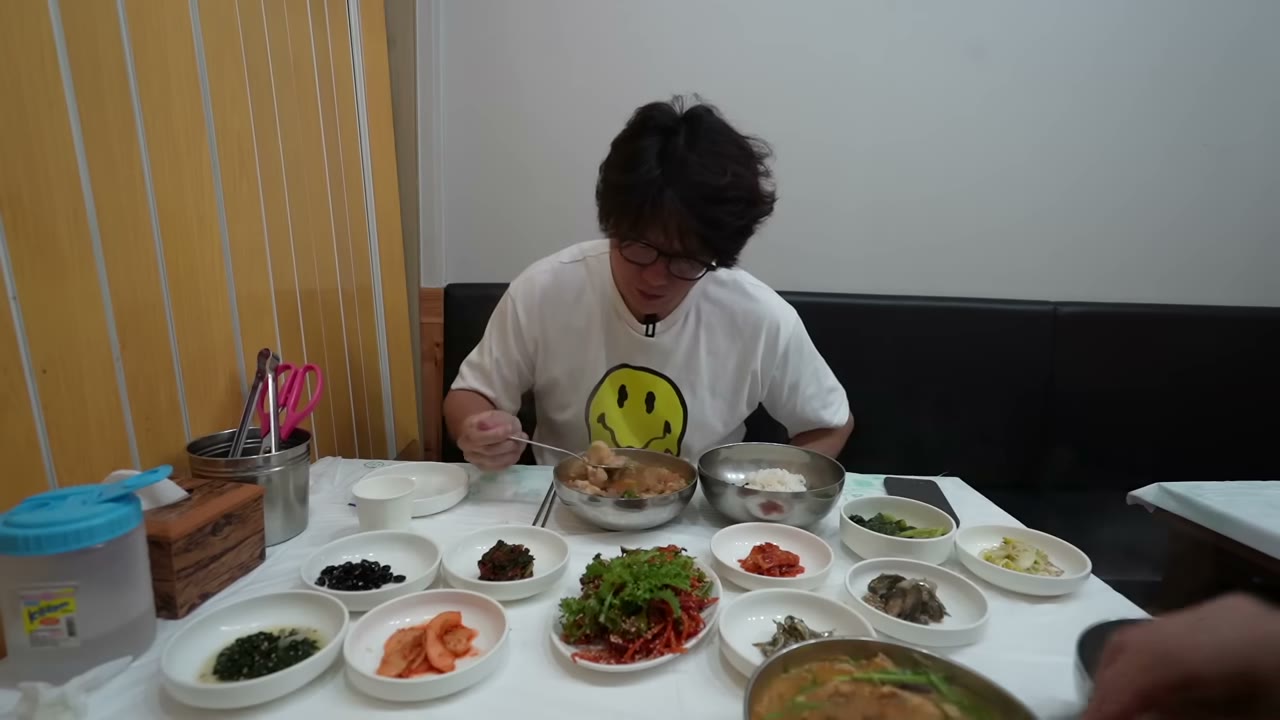아귀탕과 함께 깔리는 반찬. 가짓수가 많은 편이다