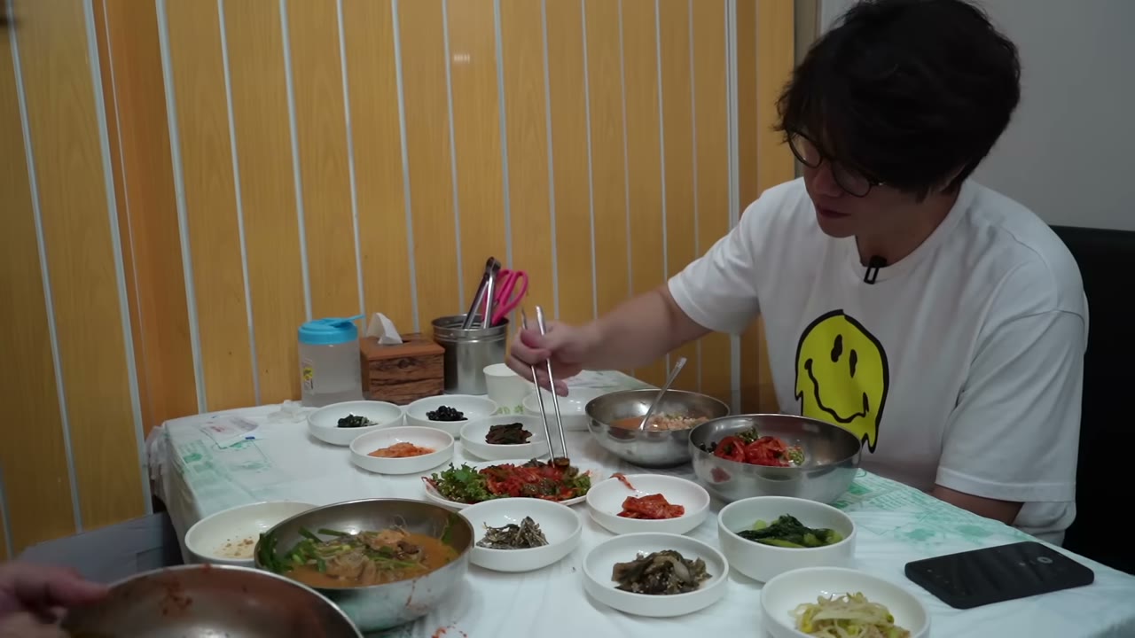 밥과 국을 함께 놓은 상