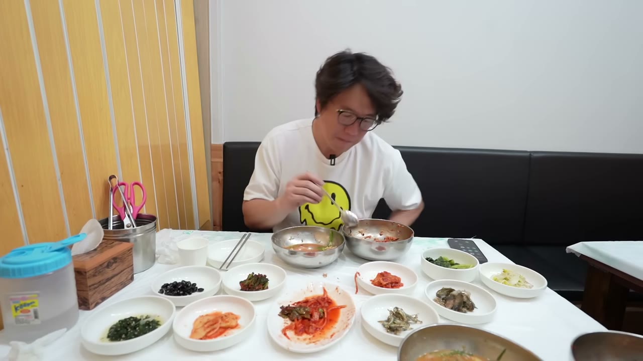2인 기준 상차림. 반찬이 상 절반을 채운다