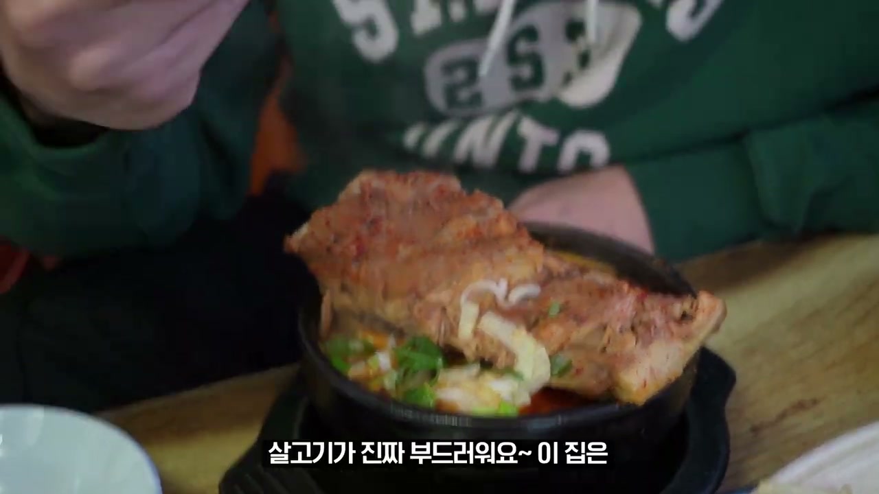뼈에서 살이 떨어지는 갈비찜. 이 집 대표 메뉴다