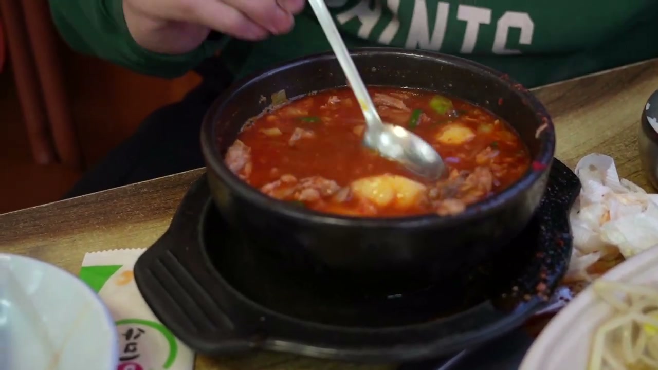 함께 나오는 뚝배기 찌개