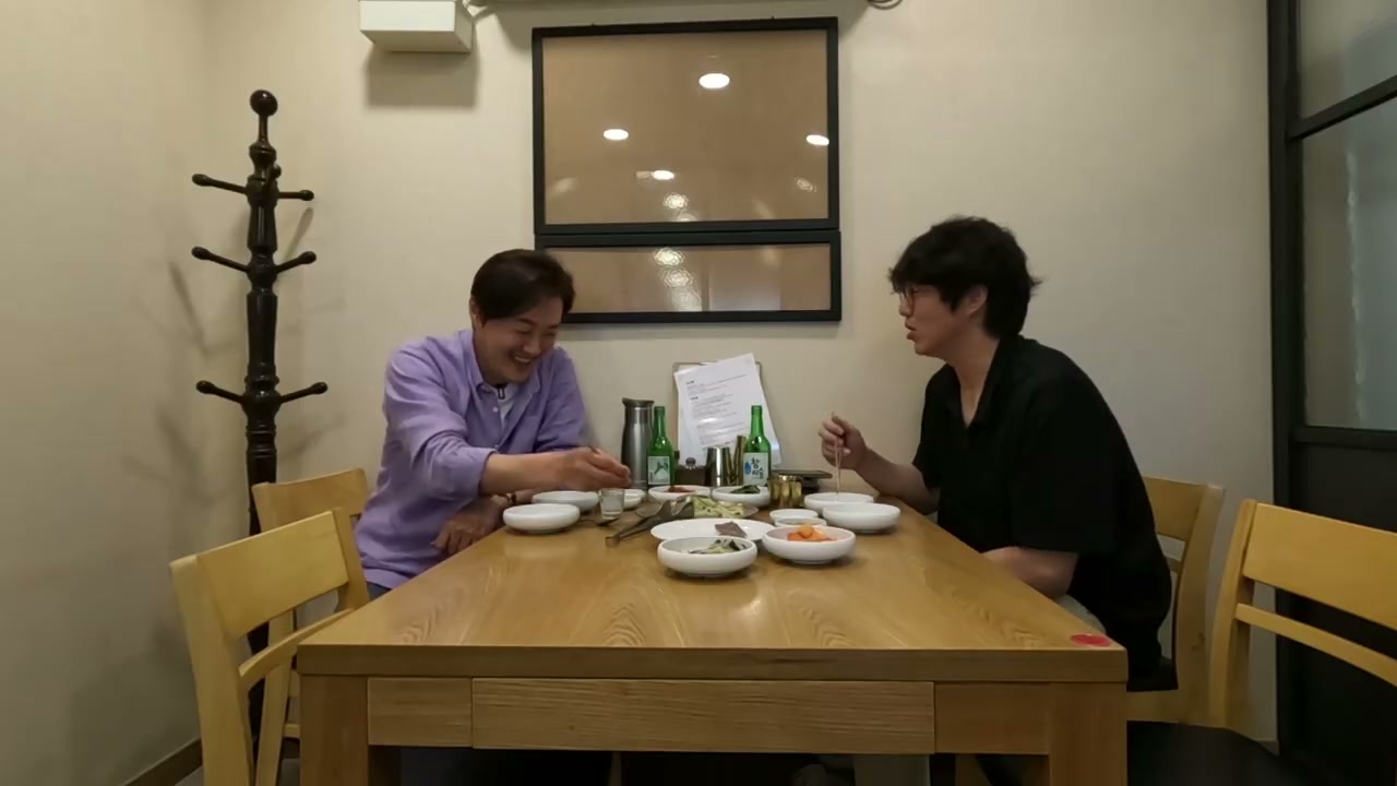 테이블 몇 개뿐인 조용한 홀