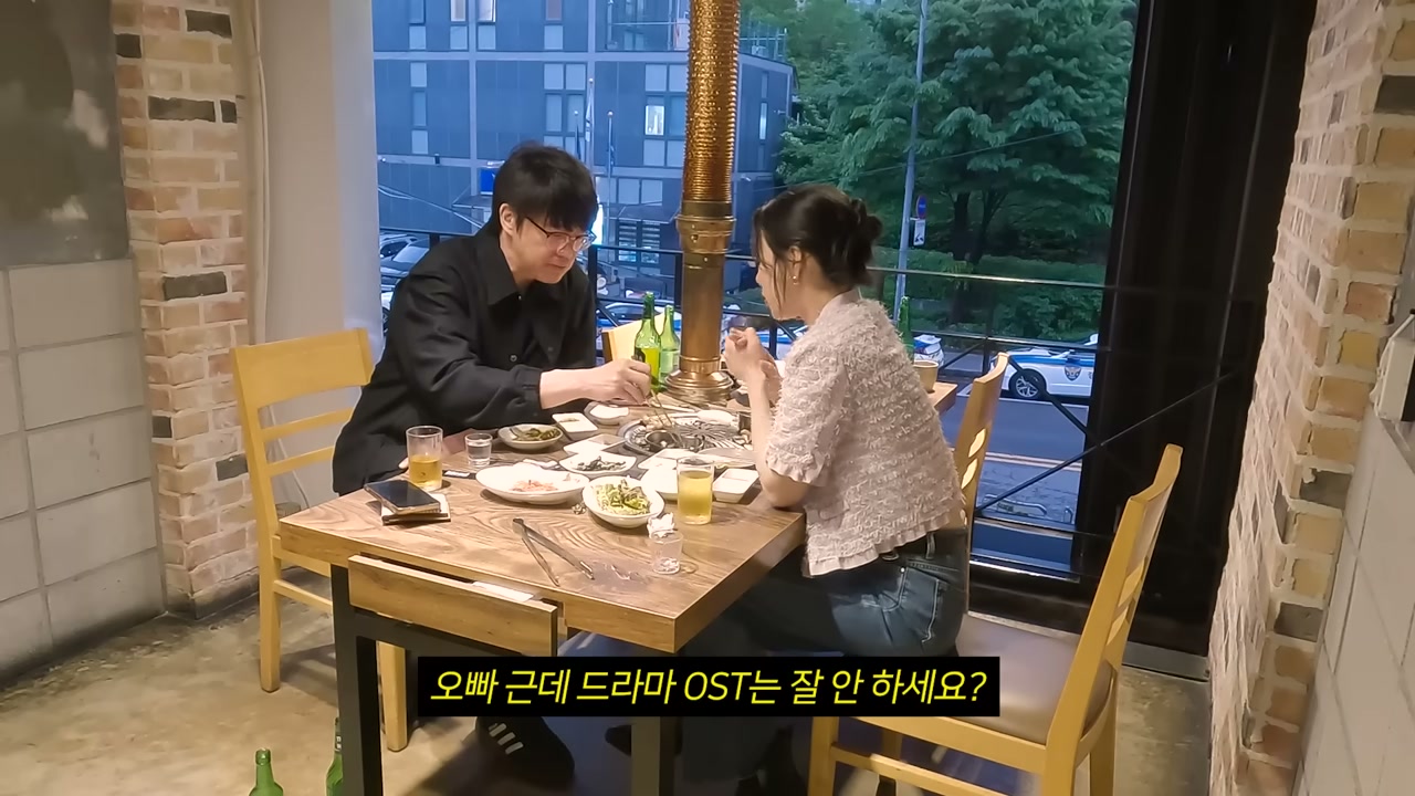 벽돌 벽에 원통 배기구가 달린 홀