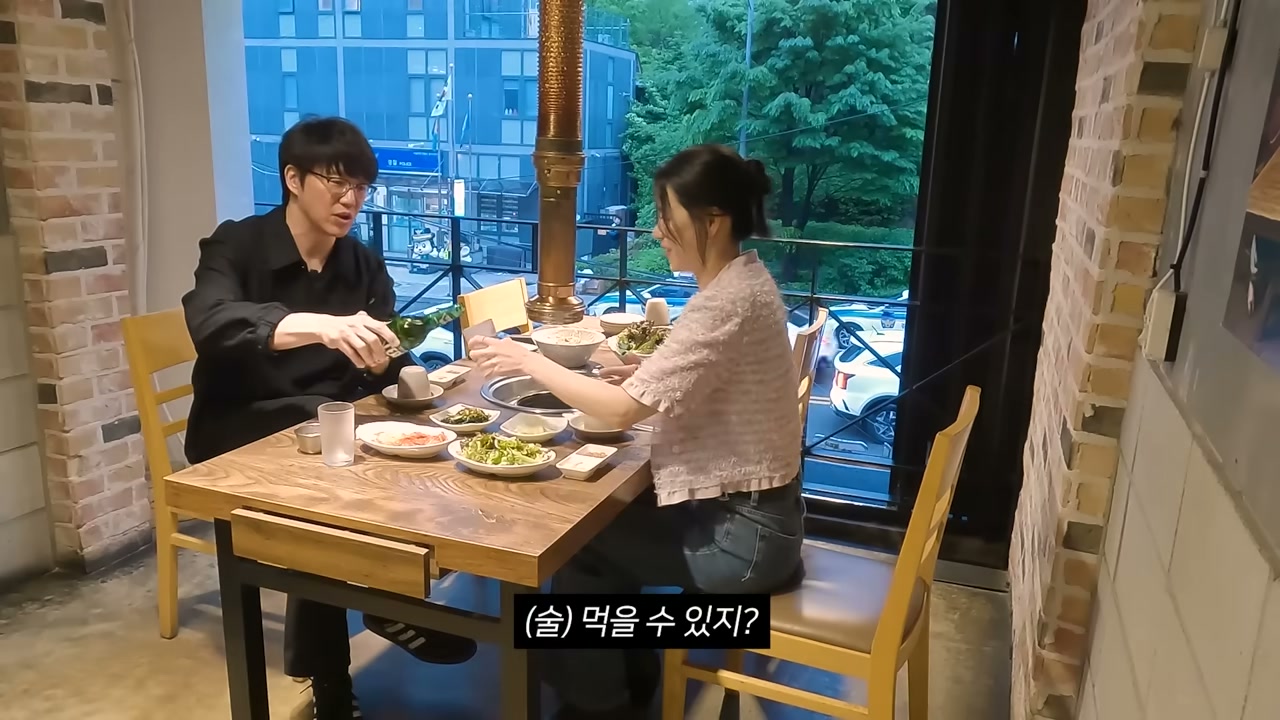 제주삼다돈 창가 자리에서 내다보이는 거리