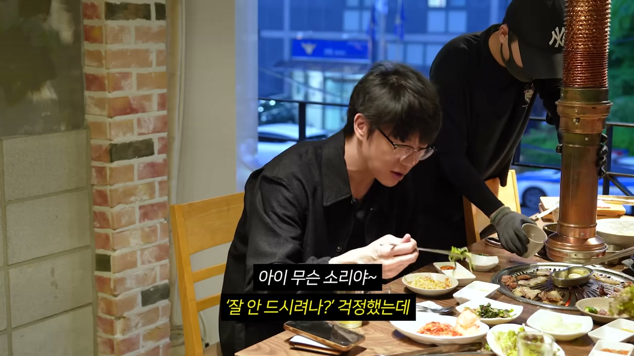 직원이 불판을 맡아 구워 준다