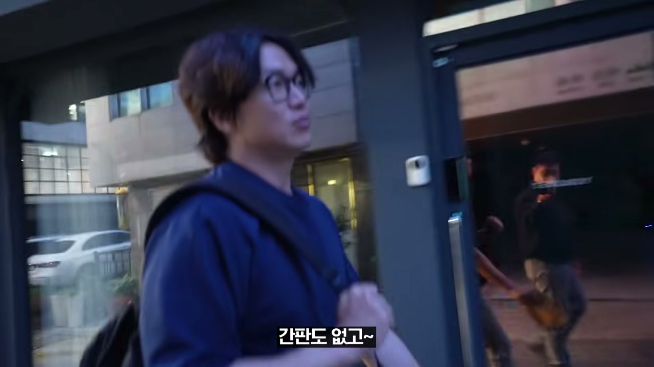 간판이 따로 없는 입구