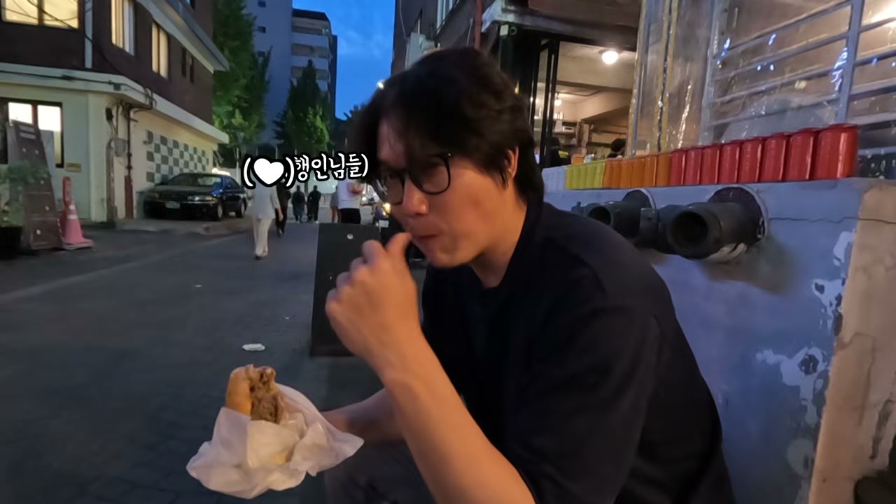 종이에 싸서 손에 들려 준다