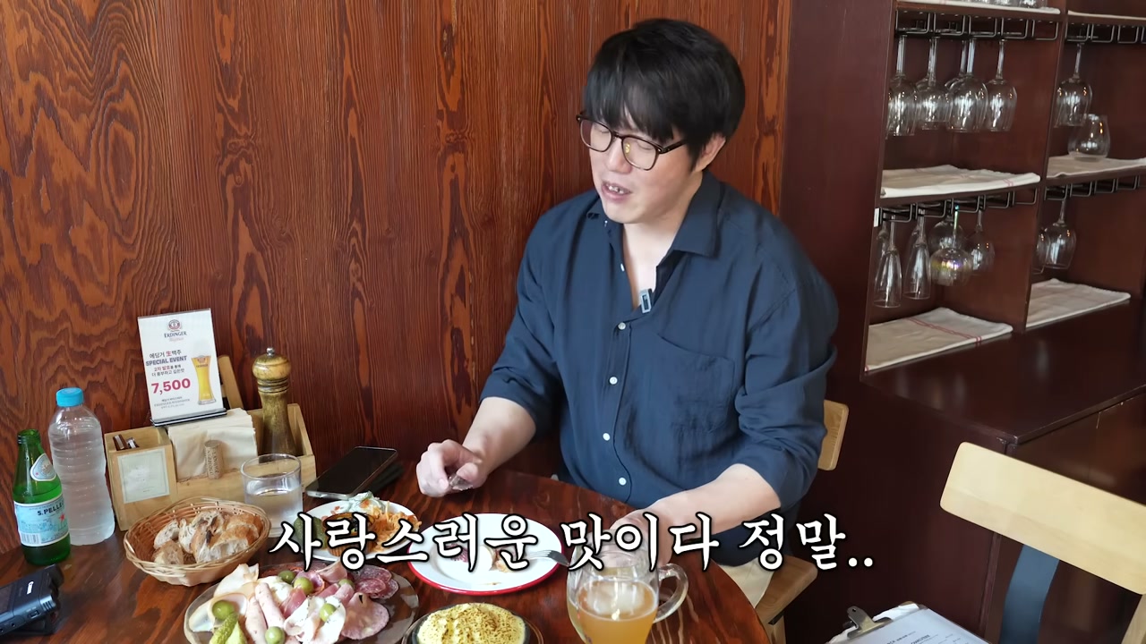 잔이 걸린 선반과 나무로 두른 홀