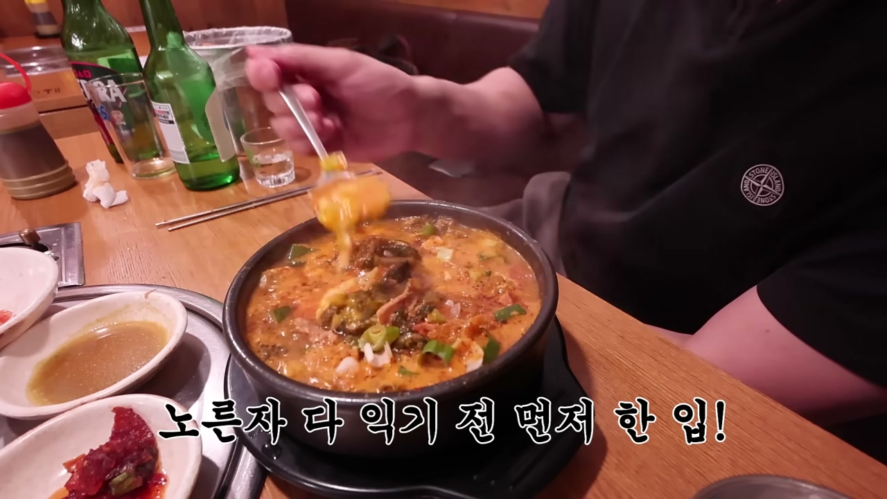 뼈해장국에 노른자를 올려 낸다