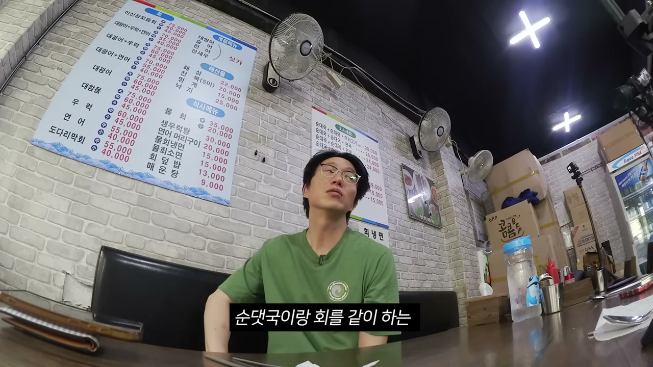 벽돌 벽에 메뉴가 붙어 있다