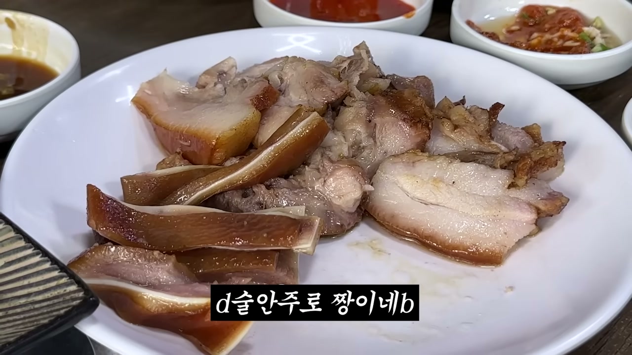 편육을 접시에 담아 낸다