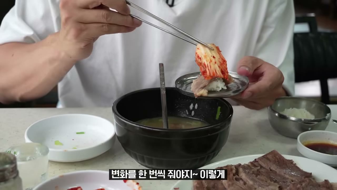 김치를 얹어 먹는 설렁탕