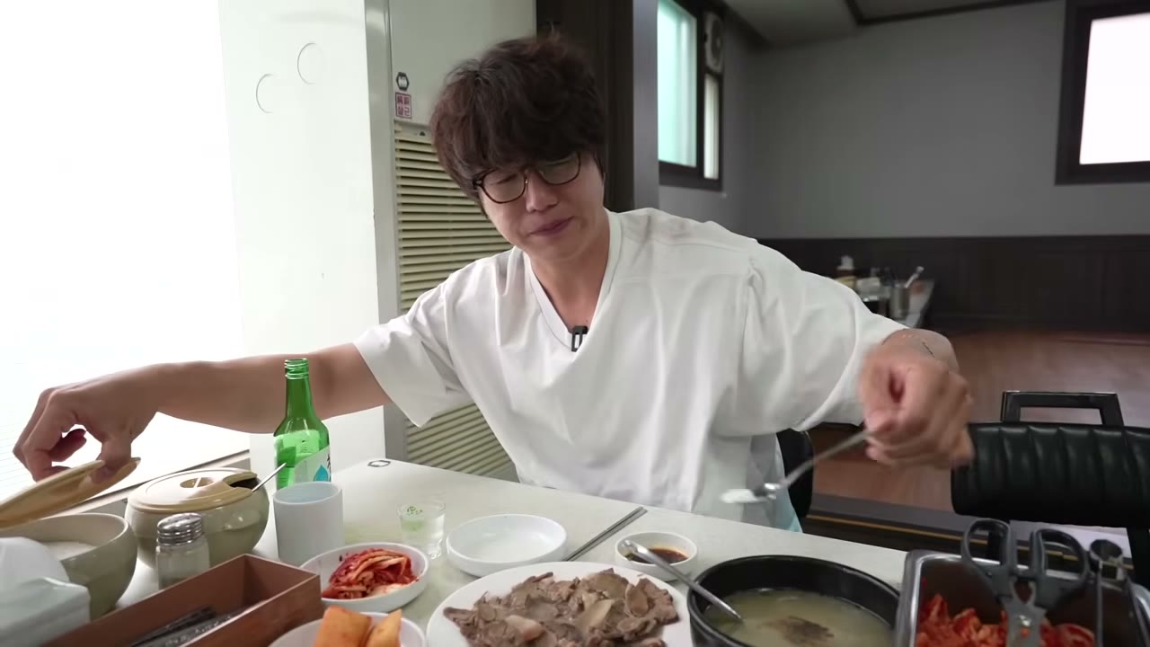설렁탕 한 그릇. 국물이 뽀얗게 나온다