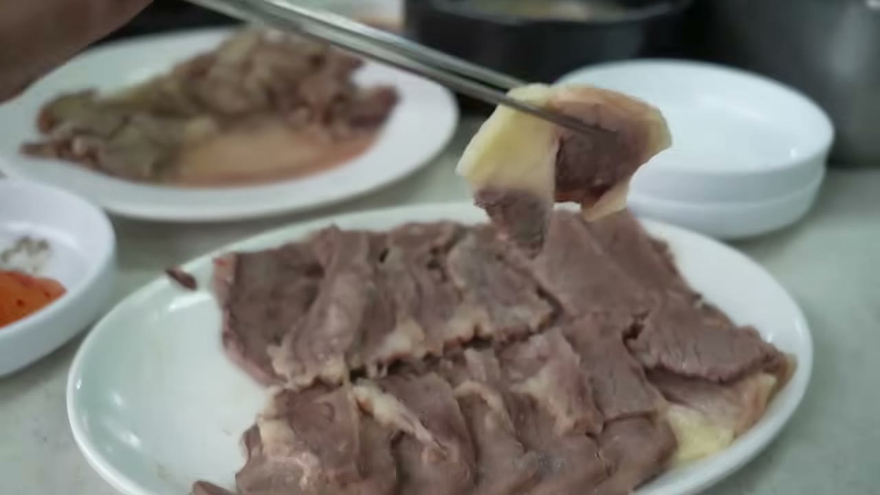 수육 한 점을 집어 올린 모습