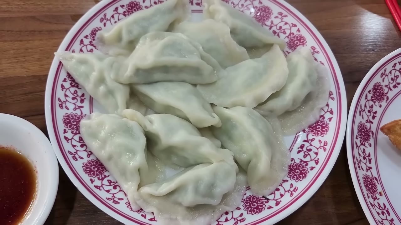 접시에 담아 낸 만두