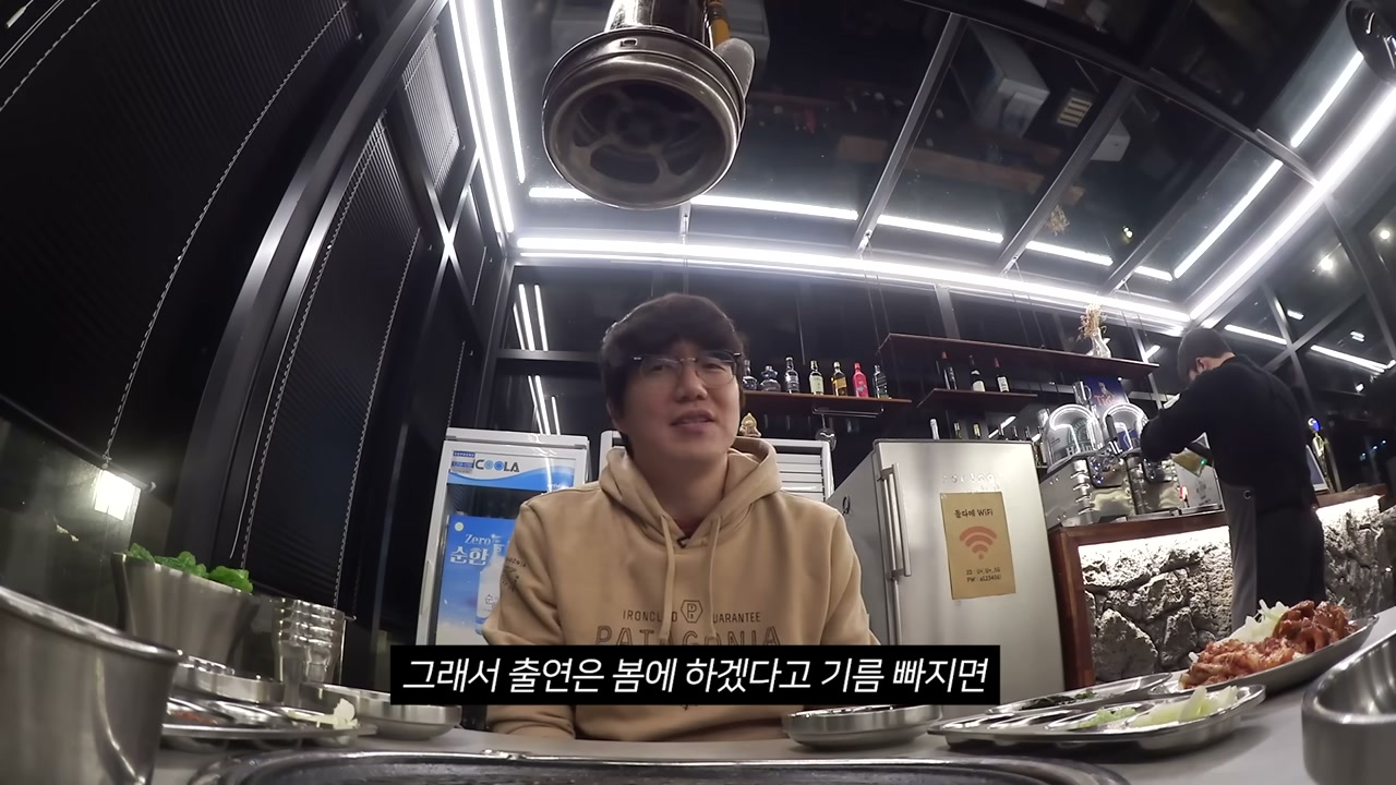 테이블마다 배기구가 내려온 홀